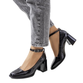 Schwarz lackierte Pumps mit Mayla-Riemen