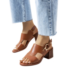 Braune Sandalen am Lamia-Pfosten