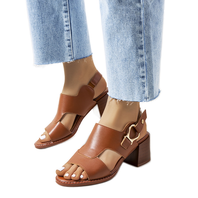 Braune Sandalen am Lamia-Pfosten