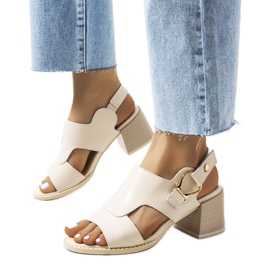 Beige Sandalen am Lamia-Pfosten