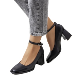 Schwarze Pumps mit einem Prinse-Riemen