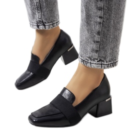 Schwarze Brogues am Thoma-Pfosten