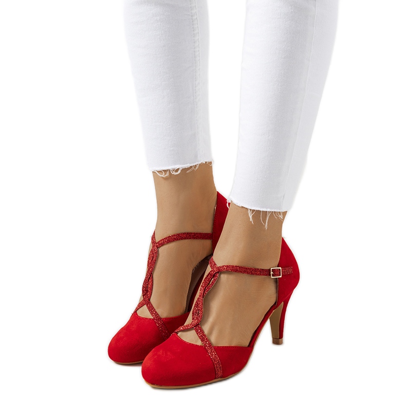 Rote Pumps auf dem Luiken-Absatz