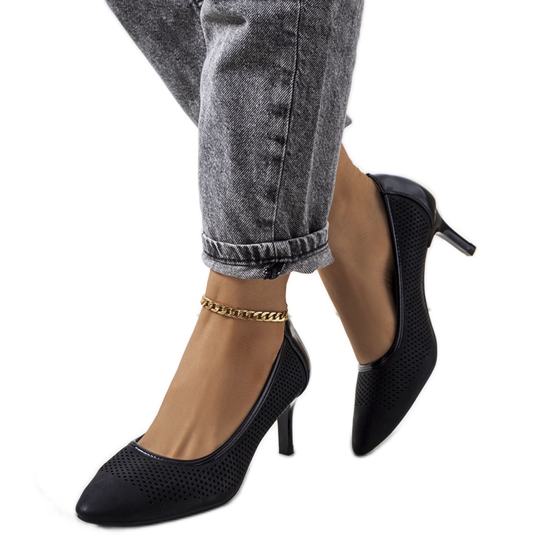 Schwarze durchbrochene Pumps auf einem Stiletto-Absatz von Carling