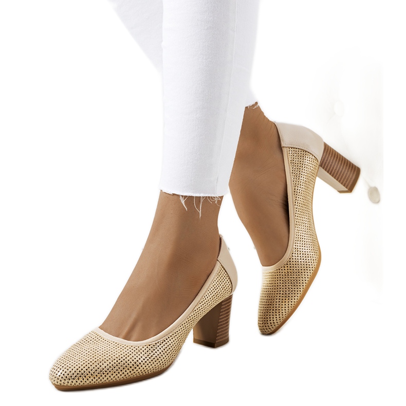 Beige durchbrochene Pelders-Pumps golden