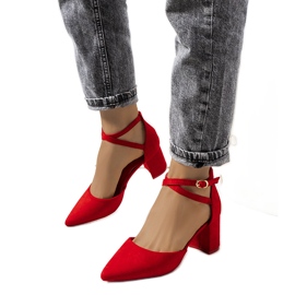 Rote Pumps am niedrigen Pfosten von Florina