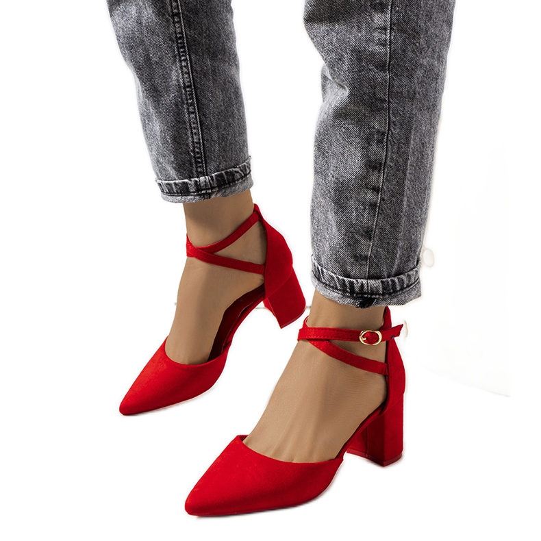 Rote Pumps am niedrigen Pfosten von Florina