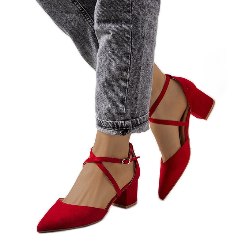 Rote Pumps am Terra-Pfosten