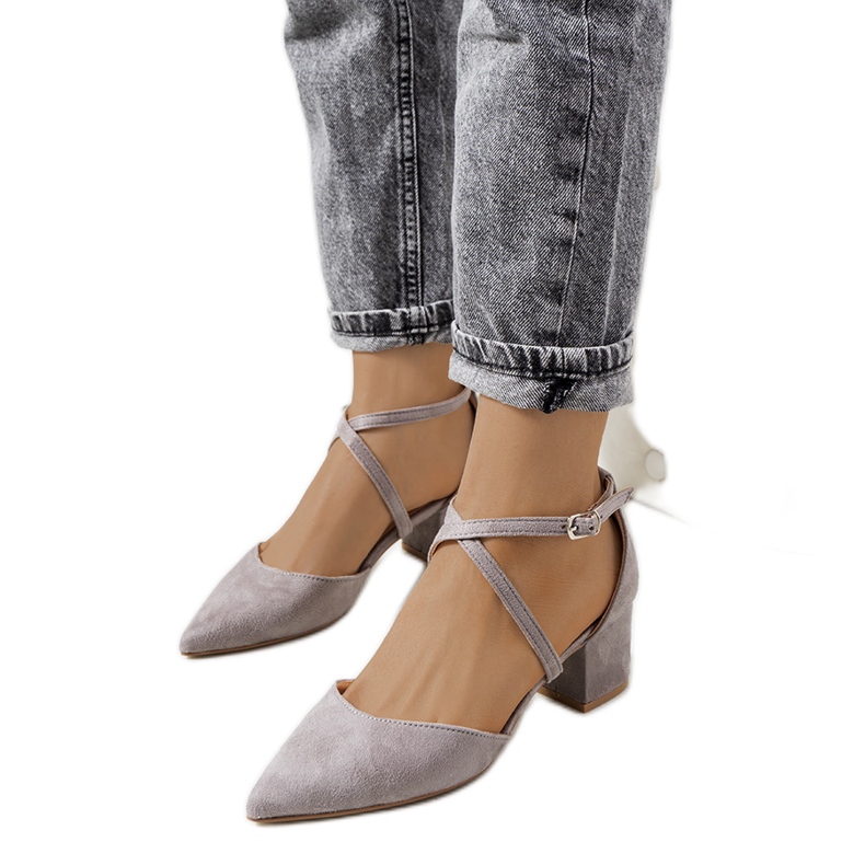 Graue Pumps an der Terra-Säule