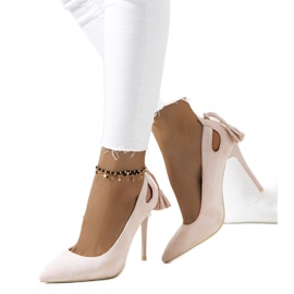 Beigefarbene Absätze mit dekorativen Anthe-Ausschnitten