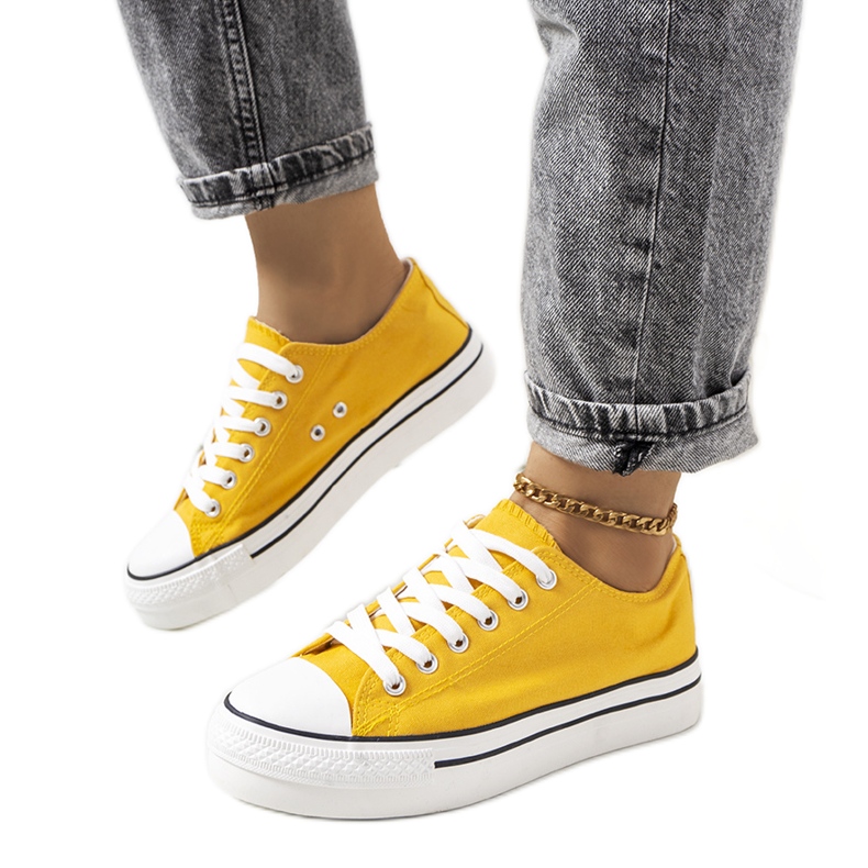 Gelbe Turnschuhe auf dem Bahnsteig Wessel