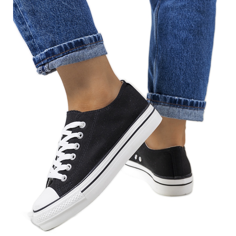 Schwarze Turnschuhe auf der Wessel-Plattform