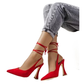 Rote Schnürpumps an der Lotti-Post