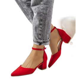 Rote Pumps an der Annely Post