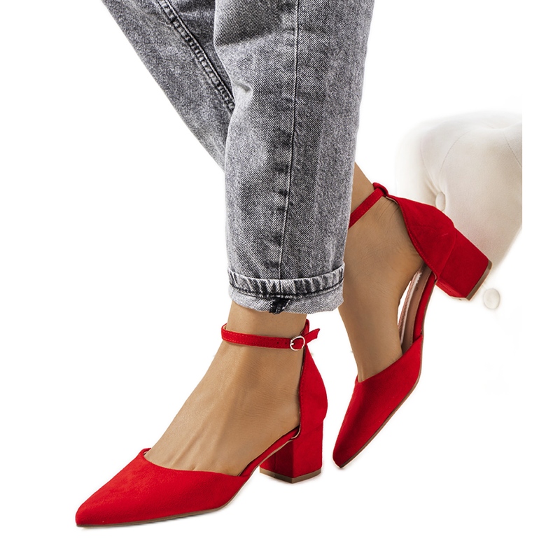 Rote Pumps an der Annely Post