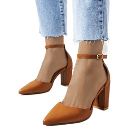 Kamelpumps auf dem Jorine-Posten braun