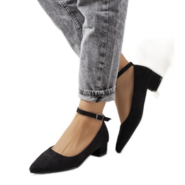 Schwarze Pumps an der Samira-Säule