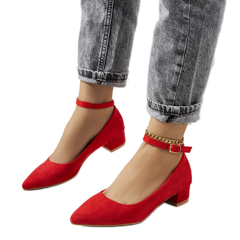 Rote Pumps an der Samira-Säule