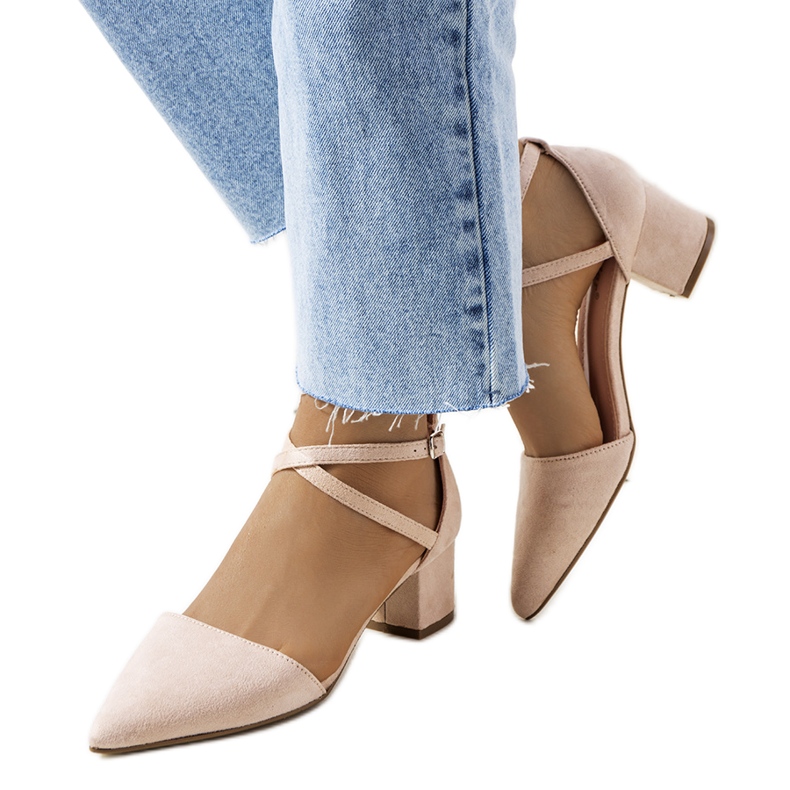 Beige Pumps am Hyde Post