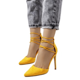Gelbe High Heels mit Glover-Riemen orange