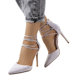 Graue Absätze mit einem Glover-Riemen