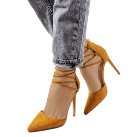 Braune Lederabsätze mit einem Glover-Riemen