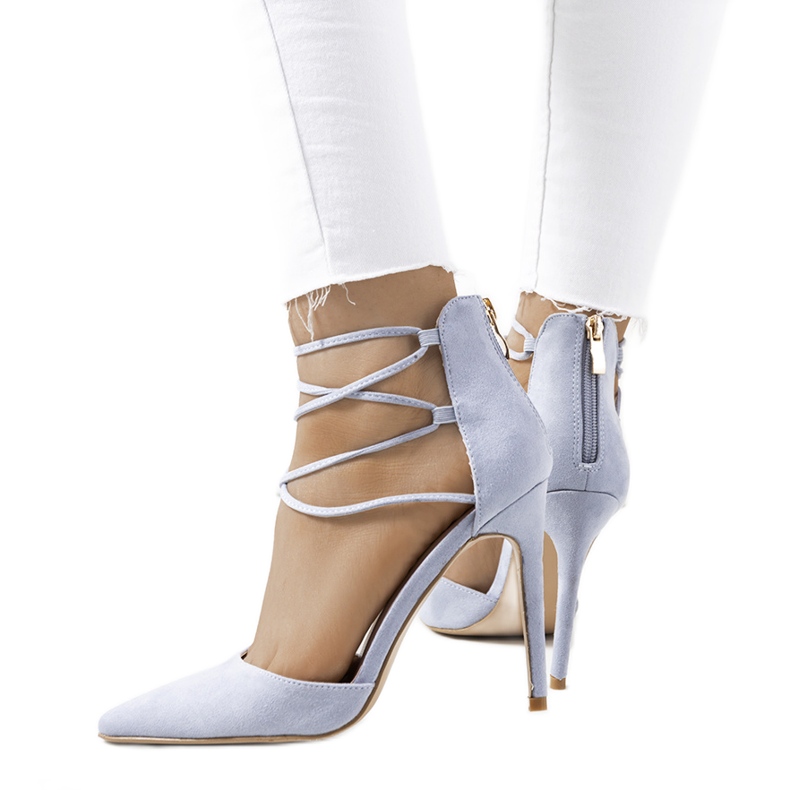 Blaue Absätze mit einem Glover-Riemen