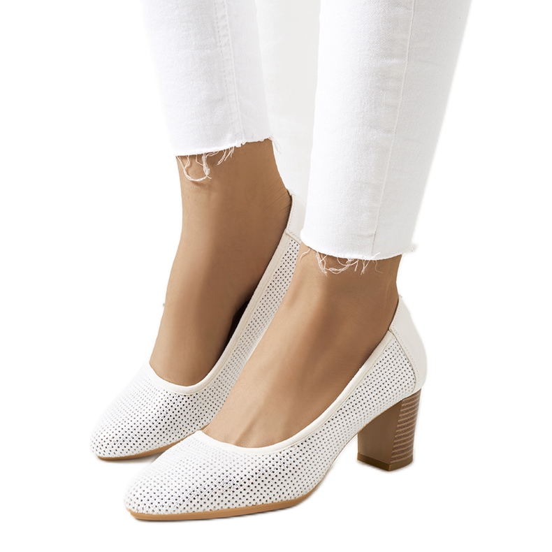 Weiße durchbrochene Pumps von Pelders silber-