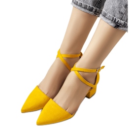 Gelbe Pumps am Hyde Post