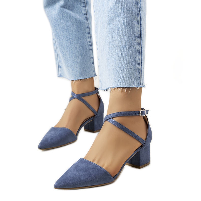 Blaue Pumps am Hyde Post