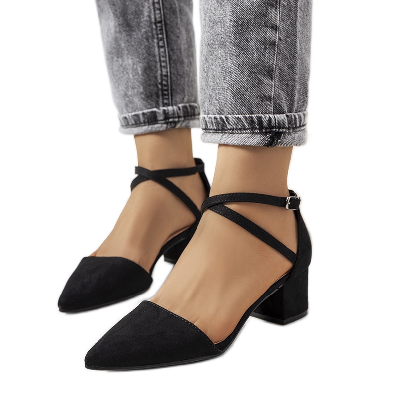 Schwarze Pumps am Hyde Post