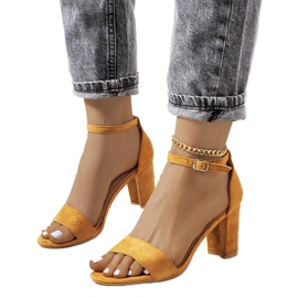 Braune Sandalen am Karella-Pfosten mehrfarbig