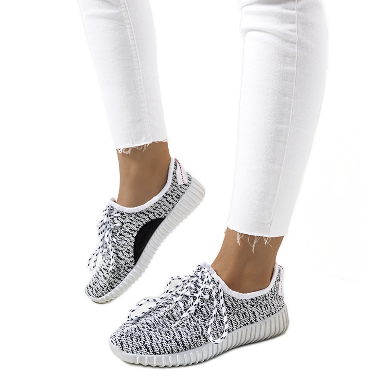 Gestickte weiße Socken schwarz