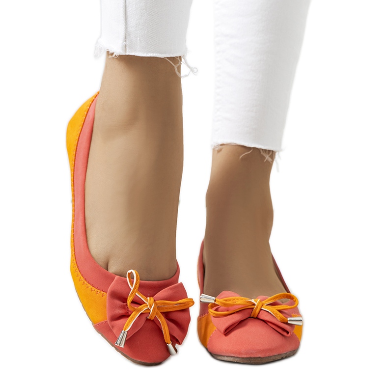 Orangefarbene Ballerinas mit Eske-Schleife rot