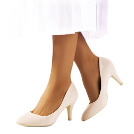 Beige Pumps auf einem Maron-Absatz