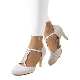 Graue Pumps auf einem Luiken-Absatz silber-