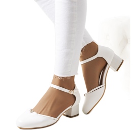 Weiße Pumps auf niedrigem Pfosten von Lynden