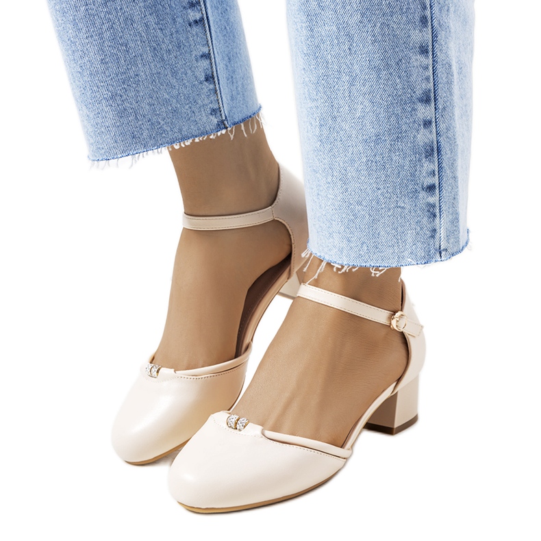 Beige Pumps an einem niedrigen Lynden-Pfosten