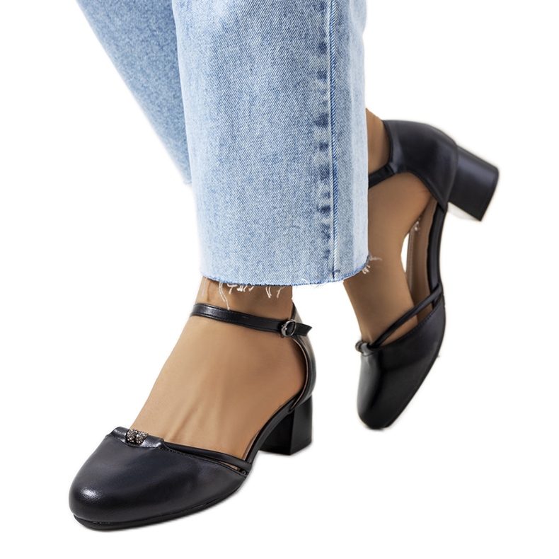 Schwarze Pumps an einem niedrigen Lynden-Pfosten