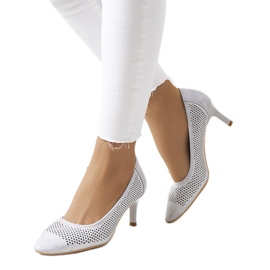 Graue durchbrochene Pumps auf einem Carling-Absatz silber-