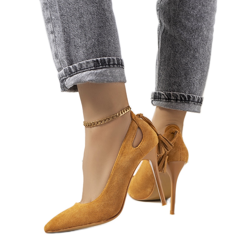 Brauner Absatz mit dekorativen Anthe-Ausschnitten