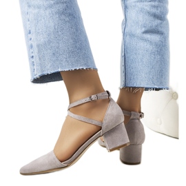 Graue Pumps am Hyde Post