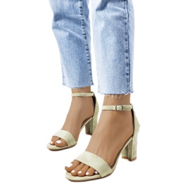 Grüne Sandalen an einem Karella-Pfosten