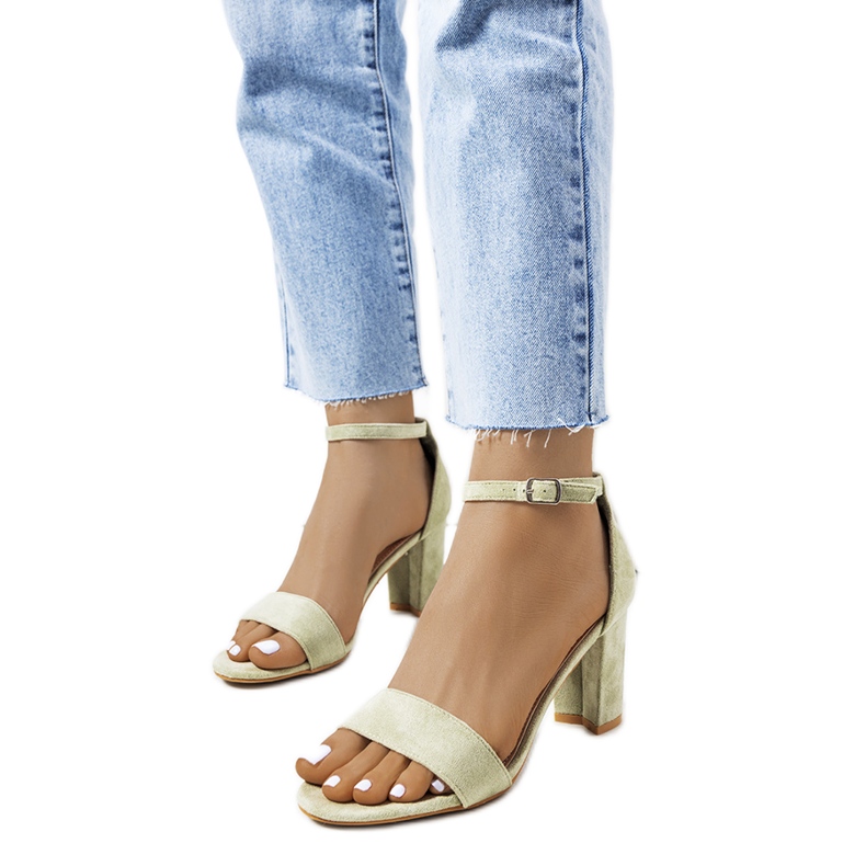 Grüne Sandalen an einem Karella-Pfosten