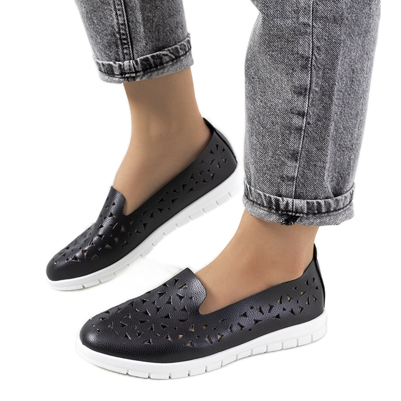 Schwarze, durchbrochene Turnschuhe von Borg