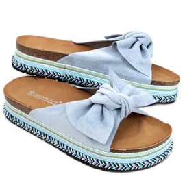 Flip-Flops auf einer verzierten Lane Blue-Sohle blau