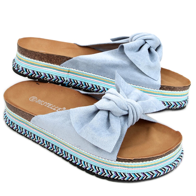 Flip-Flops auf einer verzierten Lane Blue-Sohle blau