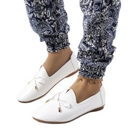 Weiße Slipper von Carlsen