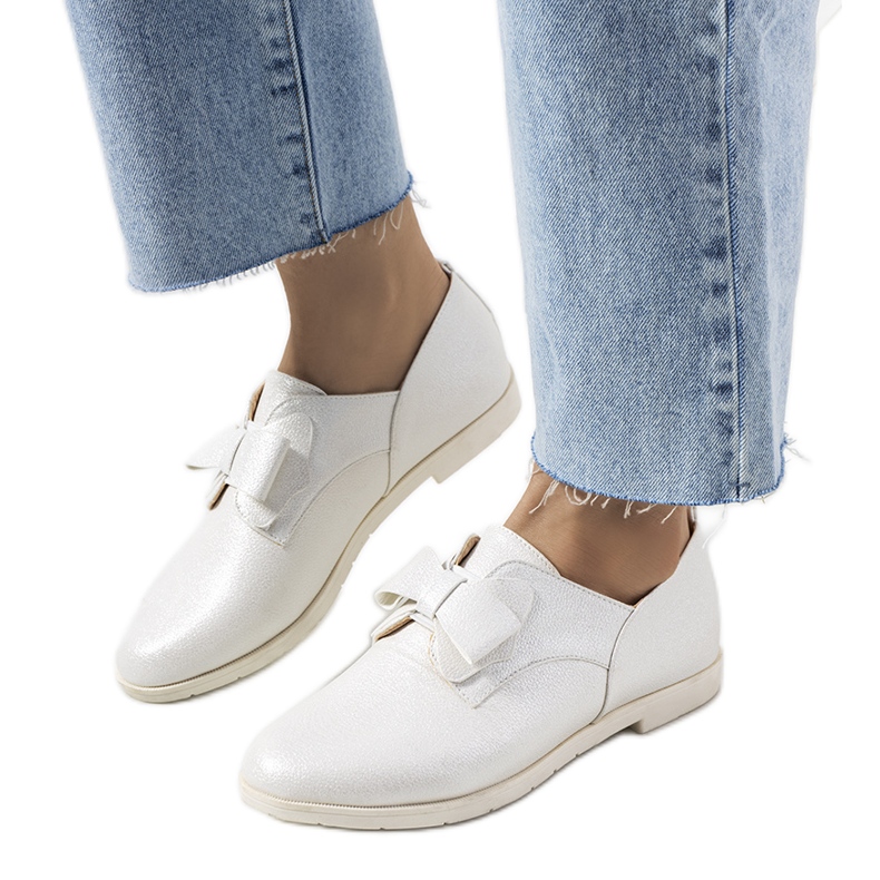 Weiße Brogues mit Korner-Schleife