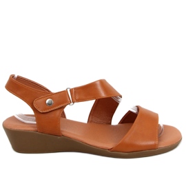 Sandalen auf einem niedrigen Keil Shara Camel braun